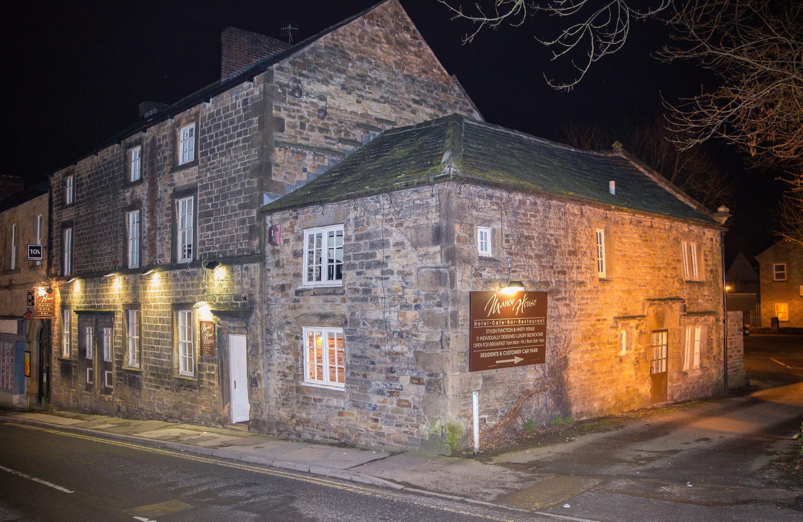 Manor House Hoitel At Night